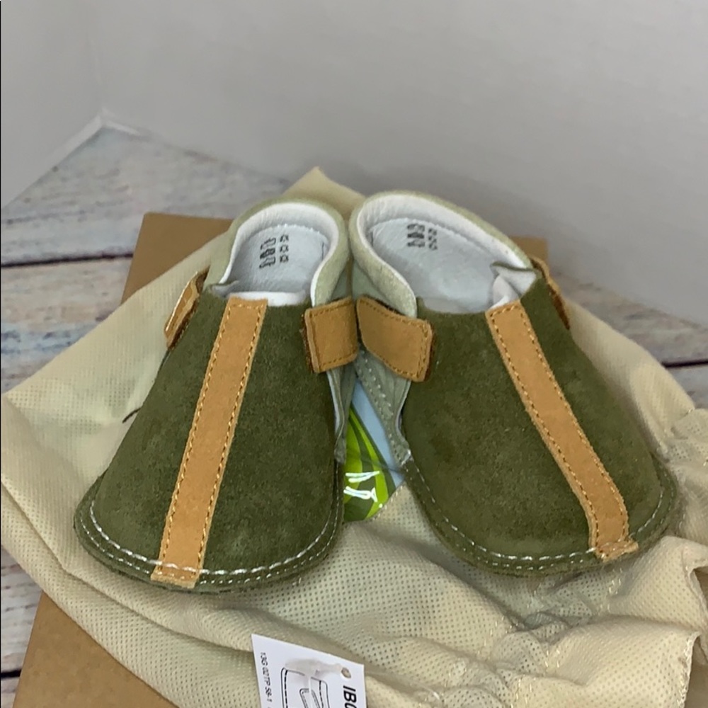 NIB pipit suede baby/toddler shoes